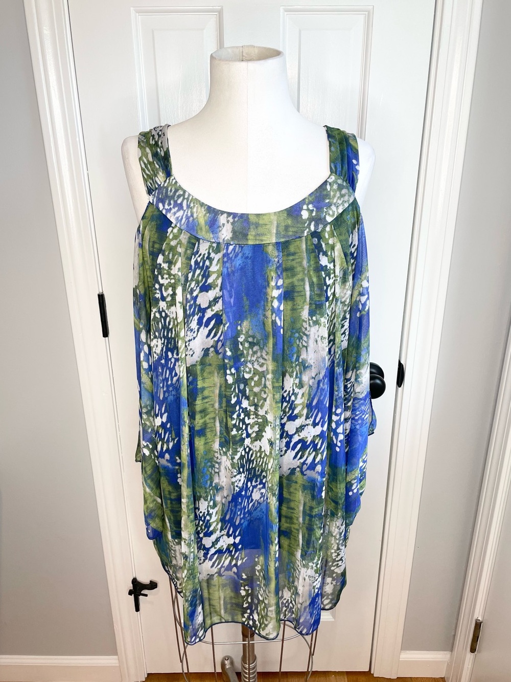 Antthony Blue and Green Printed Sleeveless Blouse